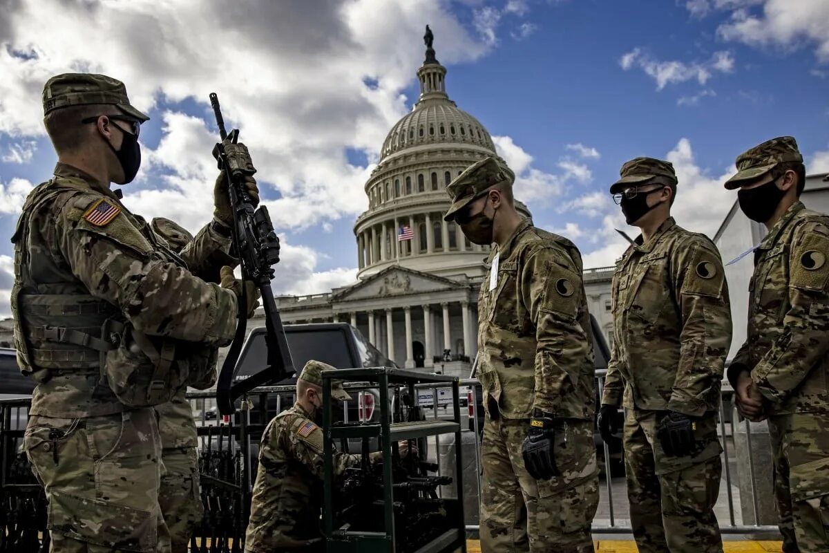 Сша были должны. Национальная гвардия сша джо байден. нацгвардия сша в капитолии. сша солдаты охраняют капитолий. national guard сша.