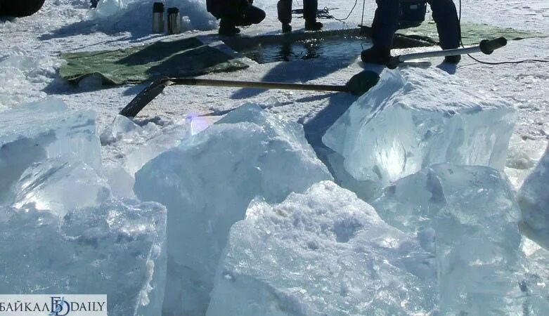 Провалились под лед Байкал. Байкальский лёд в Бурятии. Игра Ледяная переправа. Мальчишки провалились под лёд на ангаре. Ледовая 7