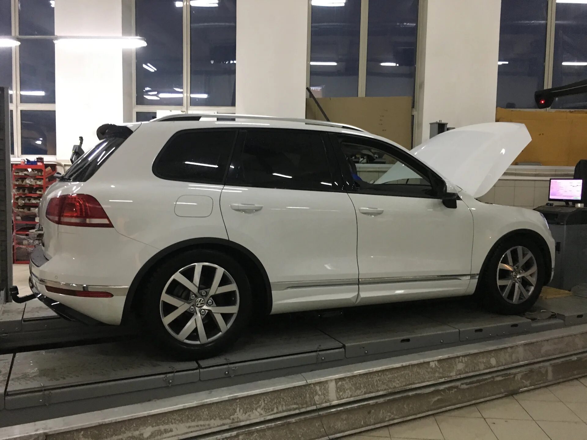 Туарег фольксваген пневма. Vw touareg r. Занизить пневму touareg. Фольксваген туарег на пневме. R22 на туарег gp.
