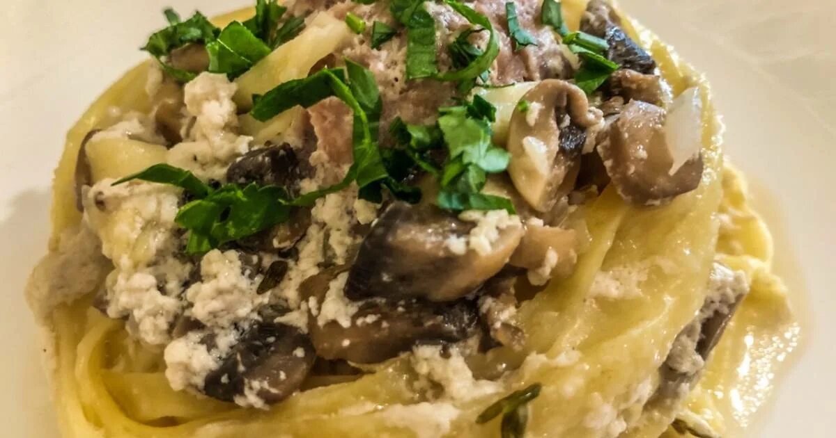 паста с рыбой. макароны с консервой. паста альфредо с лососем. паста карбонара с лососем в сливочном соусе. макароны с горбушей.