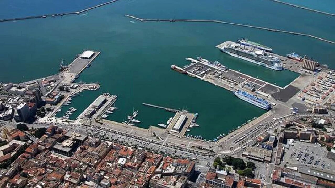 Город и порт в италии 7. Порт Порто-Торрес. Порт Кальяри Сардиния. Cagliari Италия порт. Город Порто-Торрес.