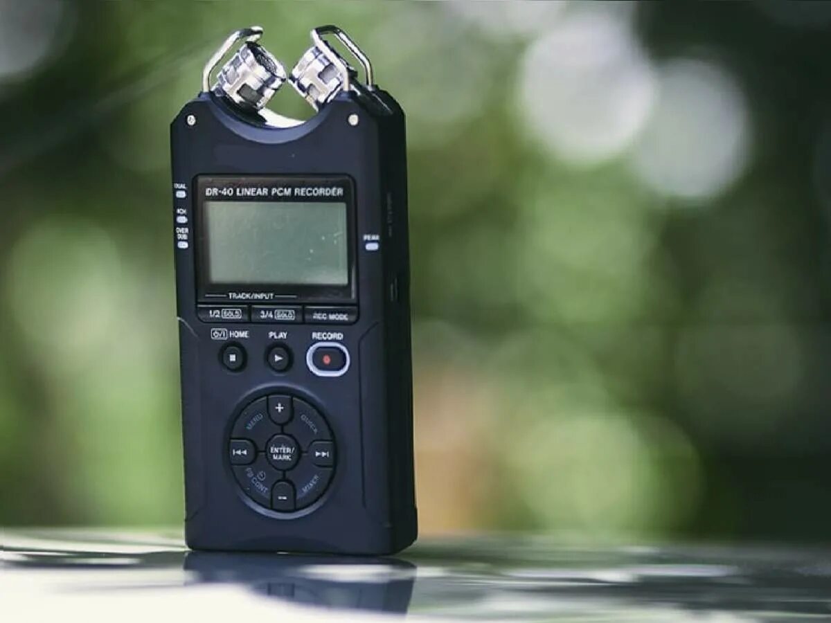 Диктофон Digital Voice Recorder. Диктофон Tascam. Журналист с диктофоном. Звук диктофона.