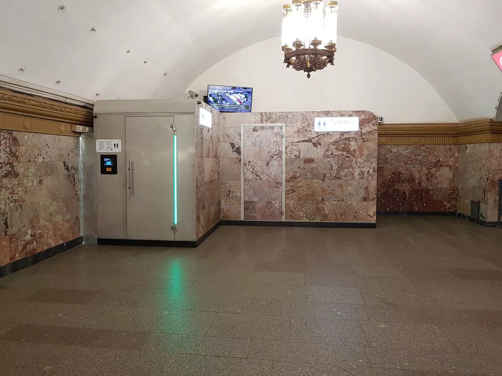 Туалет в метро на каких. Туалетные кабинки в метро. Общественный туалет в метро Москвы.