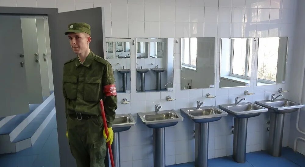 Рота неделя. Умывальник в казарме. Санузел в воинской части. Туалет военнослужащих.