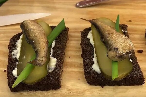 Чиабатта со шпротами. Гренки со шпротами и яйцом. Бутерброды со шпротами на новый год. Мини гренки со шпротами. Гренки со шпротами.