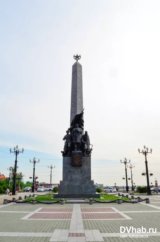 Какие памятники есть в хабаровске. Памятник хабарову в хабаровске. Памятник хабарову в хабаровске. Хабаровск памятник муравьёву. Памятник ерофею хабарову в хабаровске на жд вокзале.