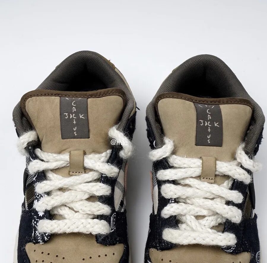 Как завязывать найки данки. Nike SB Dunk Travis Scott. Nike SB Travis Scott шнурки. Nike SB Dunk Teavis scottшнуровка. Nike SB Dunk Low Travis Scott.