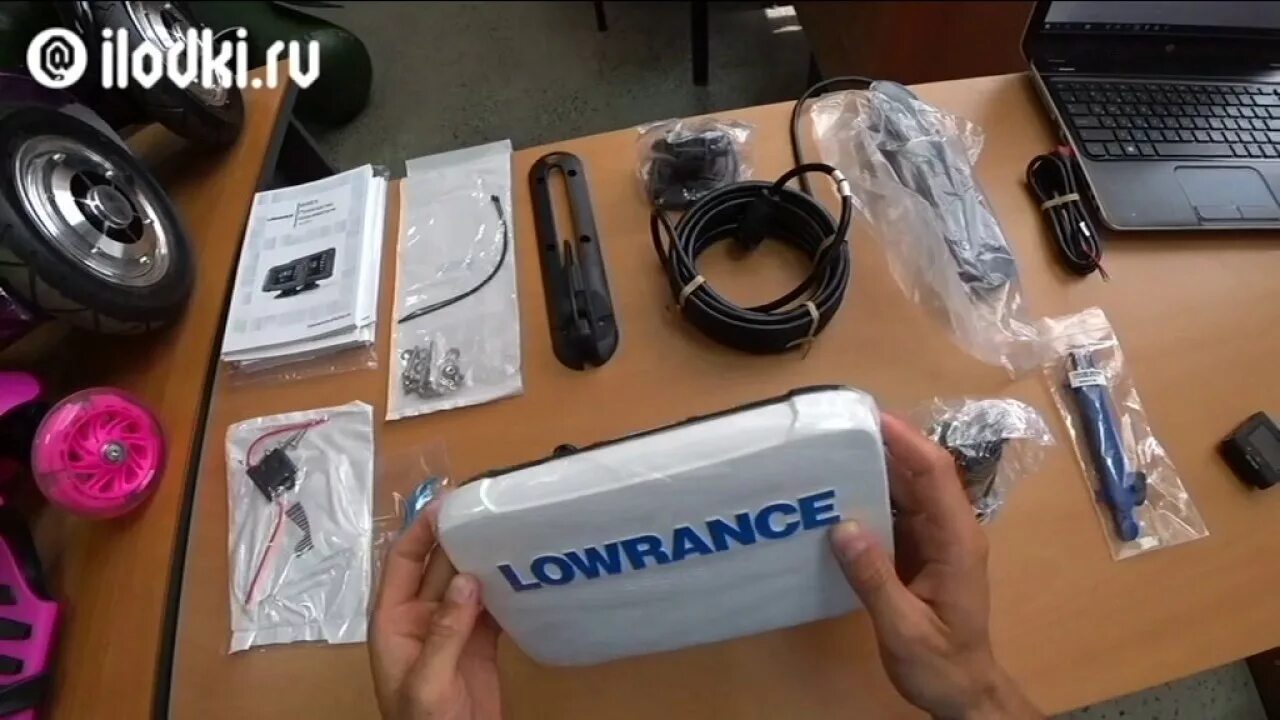 Элит ти. Lowrance 9ti2. Эхолот Lowrance Elite 12 ti2. Эхолот Lowrance Hook Reveal 9 на кронштейне. Крепление на лодку эхолот Lowrance Hook Reveal TRIPLESHOT 9.