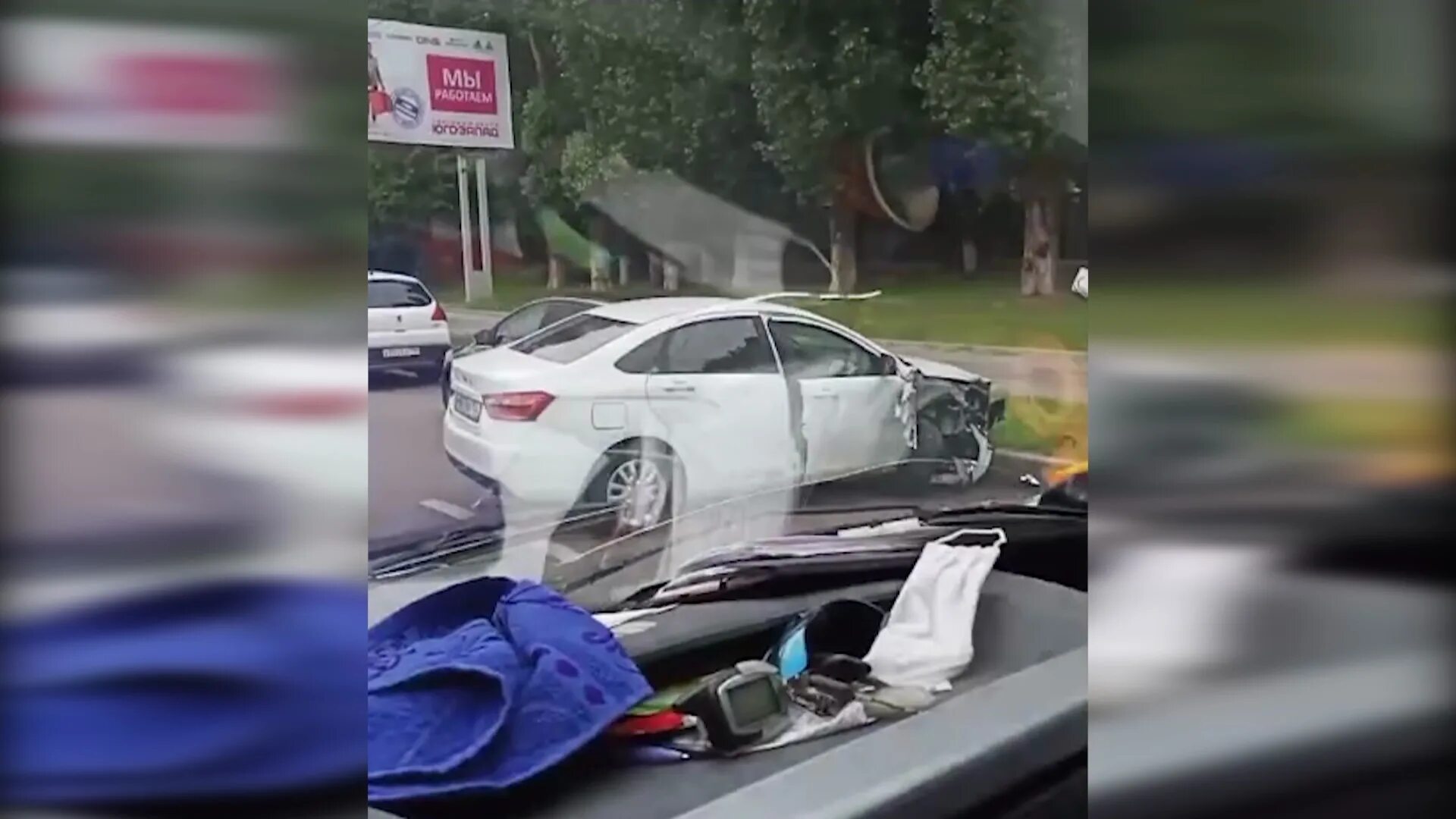 Чуть не попал в аварию. Чернокожий попал в аварию. Отмените заказ я в аварию попал. Машина с хлебом в аварию попалась.