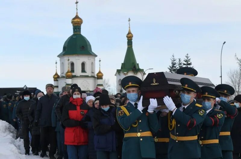 Похоронили красноярск. Похороны красноярских пожарных. МЧС погребение. Похороны сотрудника МЧС.