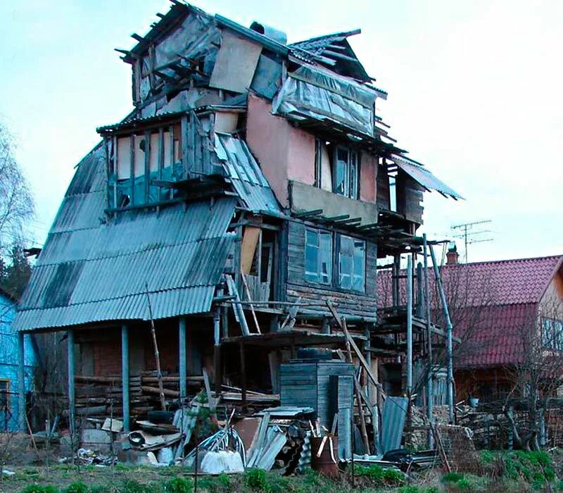 Дом она не получит. Дом посреди дороги. Шутки про новостройки. Дом она не получит. Некрасивый частный дом.