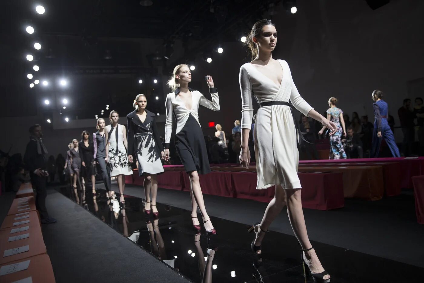 Модели на подиуме. Колледж индустрии моды и красоты вгуэс владивосток. Директор моды показа. Фэшн индустрия. Индустрия моды и красоты.