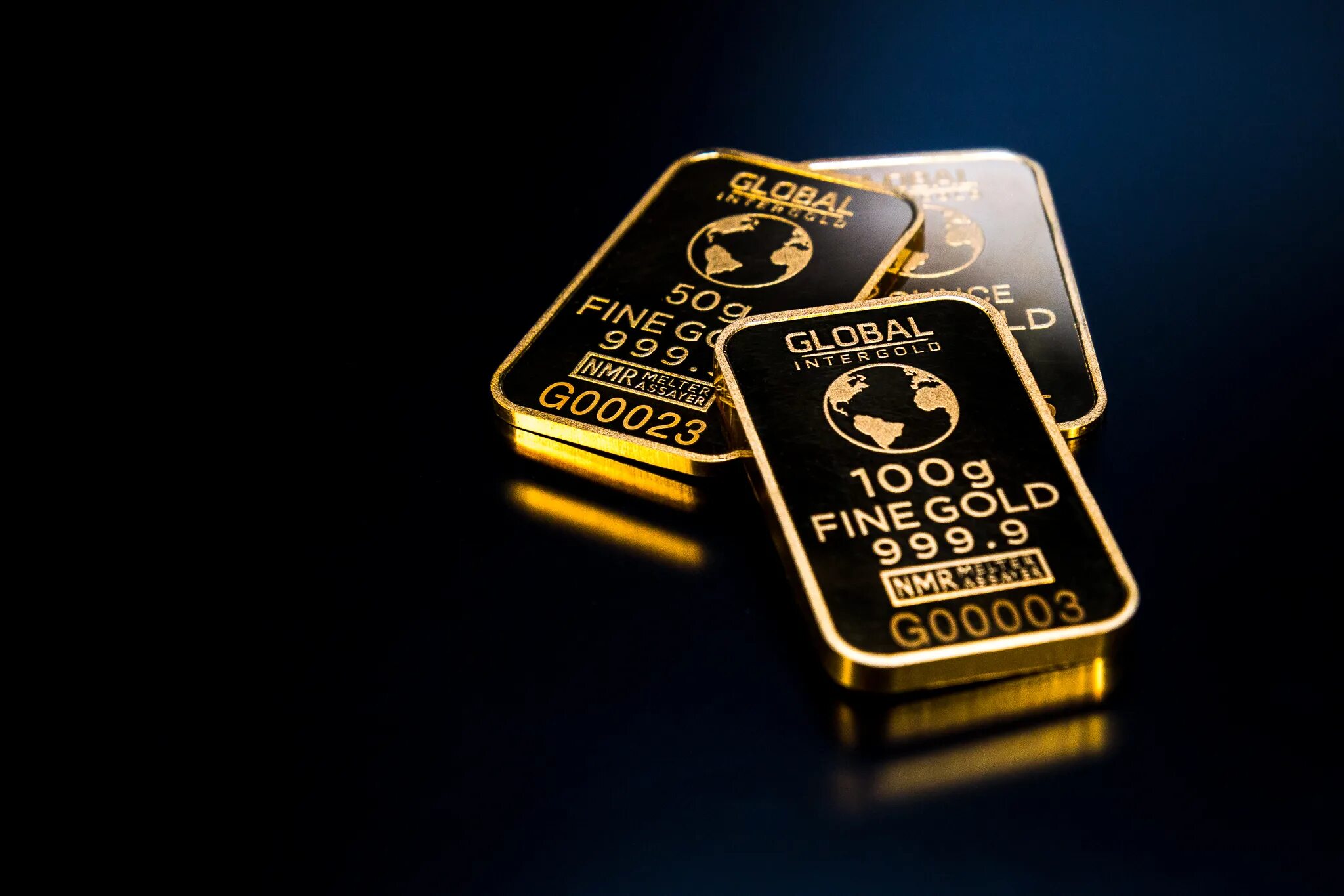 Золото подлежит. Слиток золота. Обои на рабочий стол золото и деньги. Золото на черном фоне. Слиток золотой.