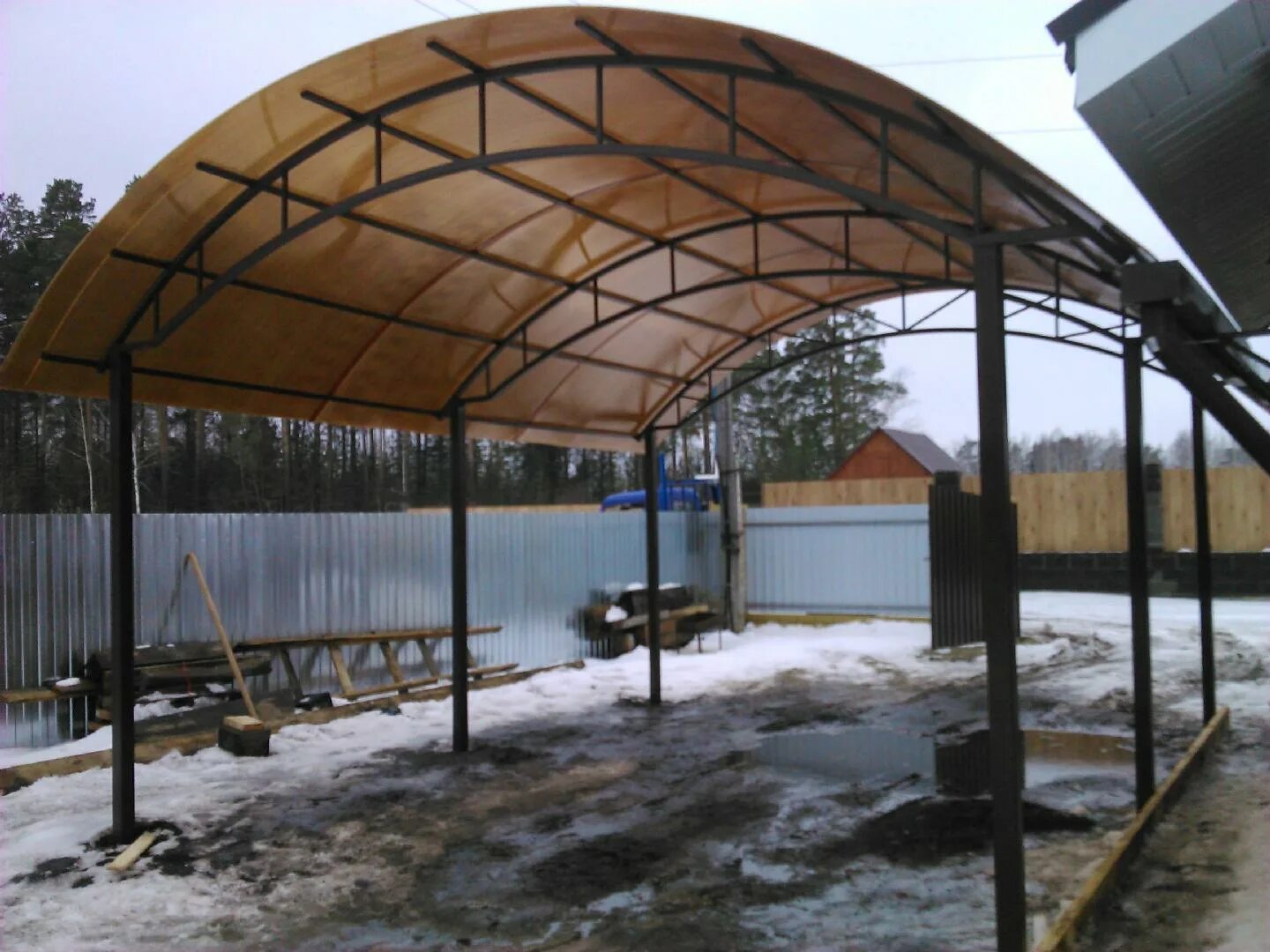 арочный навес для автомобиля. навес на ворота забора. сварочные работы навесы. навес с воротами. сварочные работы навесы.