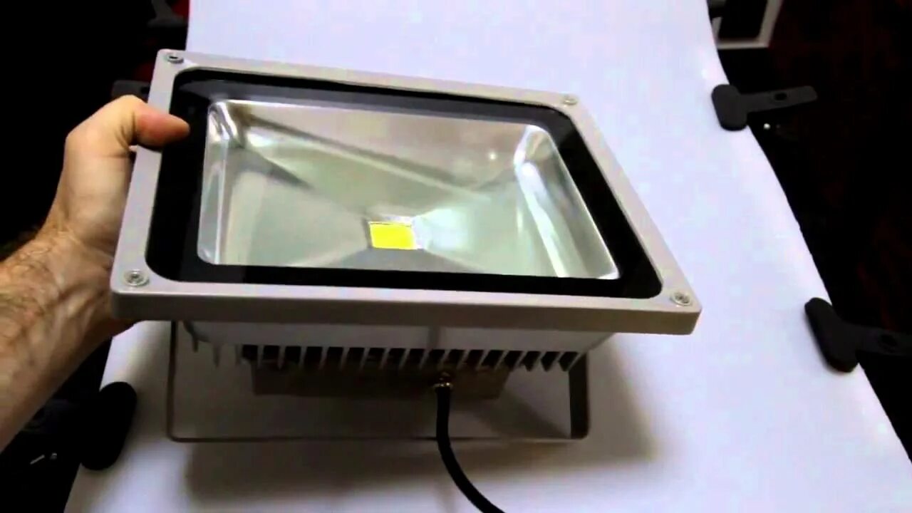 Как разобрать прожектор с приклеенным стеклом. Прожектор iek 50w. прожектор иэк 50 вт. прожектор 50w ip65. уличный светодиодный светильник iek 50 вт.
