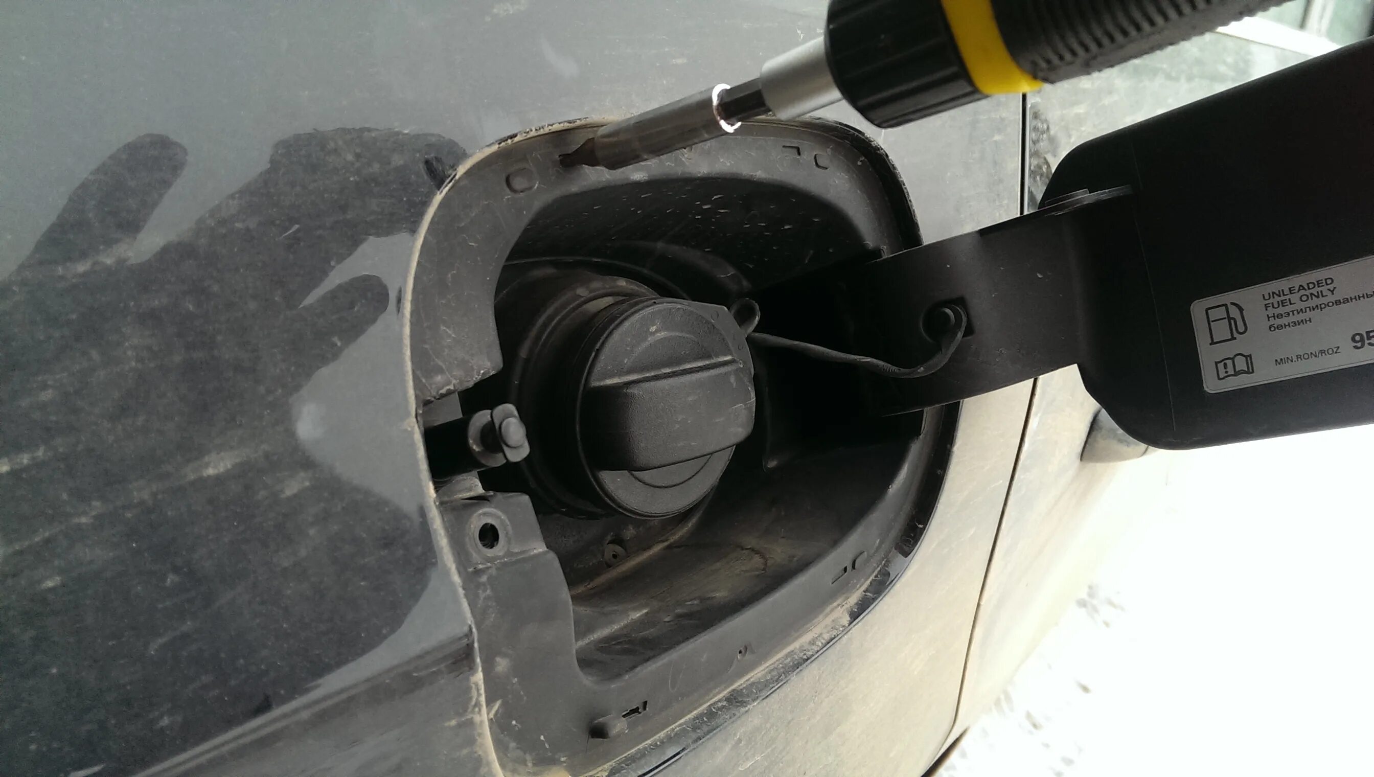 лючок бензобака ауди а6 с5. замена лючка бензобака. лючок бензобака гольф 6. замена лючка бензобака. замок лючка бензобака ауди а6 с7.