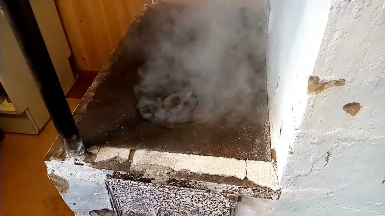 Печь дымит в дом. Печка дымит. Печь дымит. Печка без дыма для отопления. Печной дым.