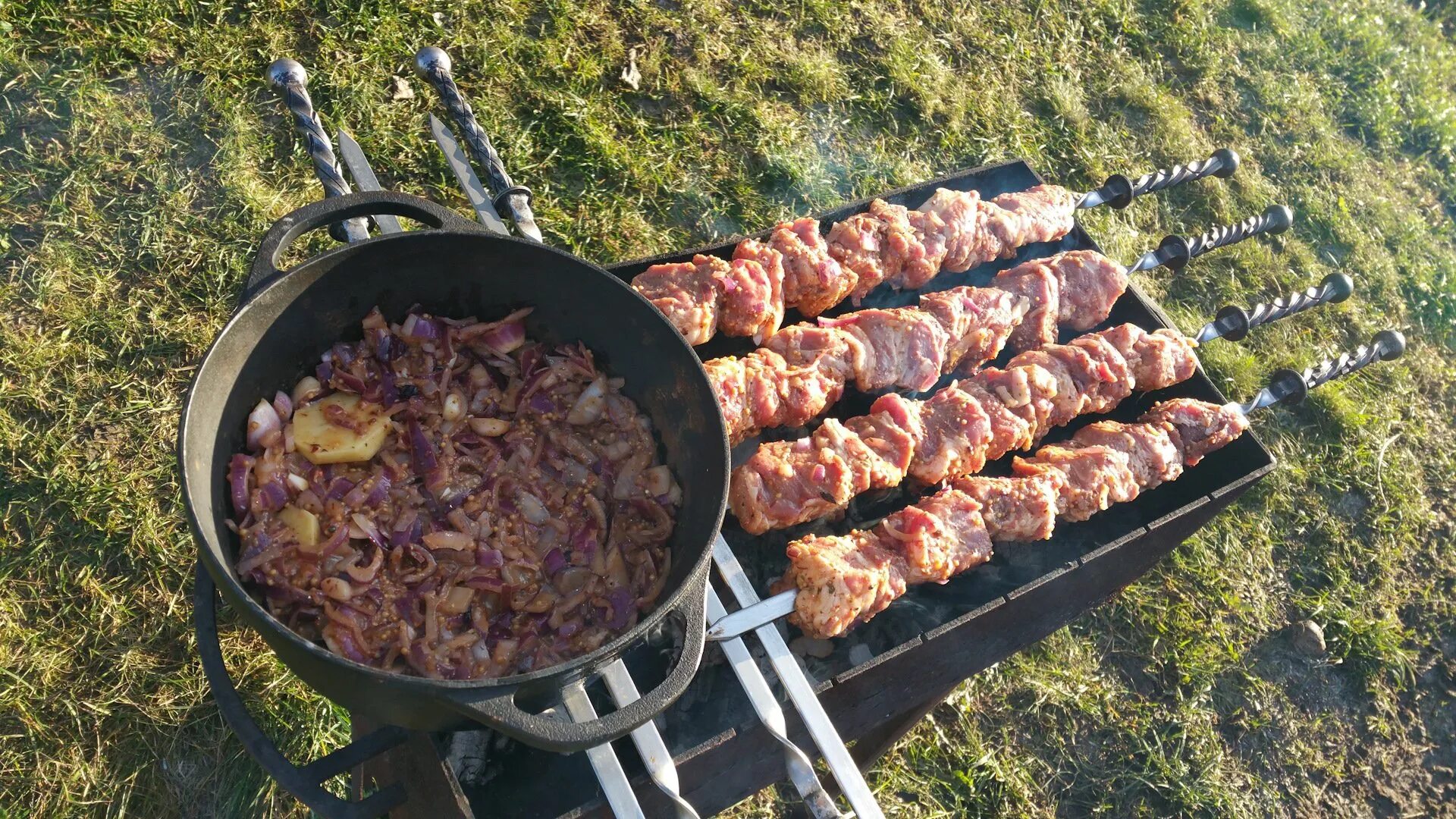 Шашлык на мангале. Шашлык жарится. Шашлык на костре. Шашлыки на природе. Шашлычный большой