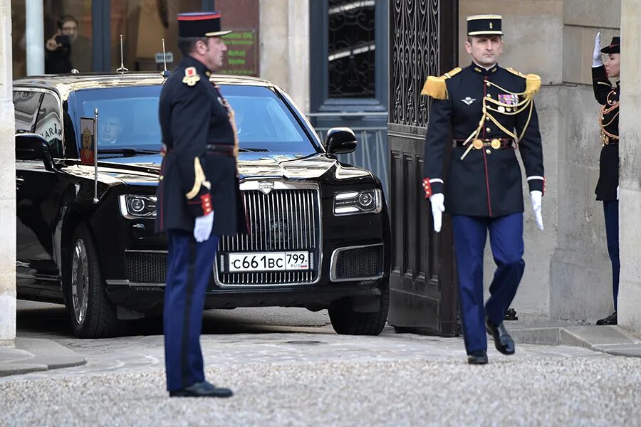 Автомобиль президента Франции. Аурус в Париже.
