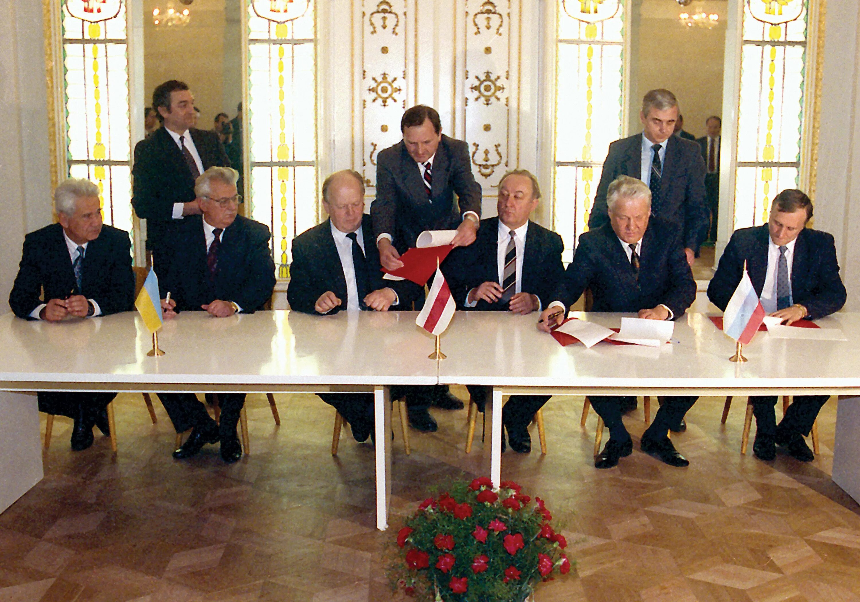 В каком году подписан договор про. Ельцин в Беловежской пуще подписали СНГ. Беловежская пуща Вискули 1991. 8 Декабря 1991 года в Беловежской пуще было подписано соглашение о. Ельцин Кравчук и Шушкевич в Беловежской пуще.