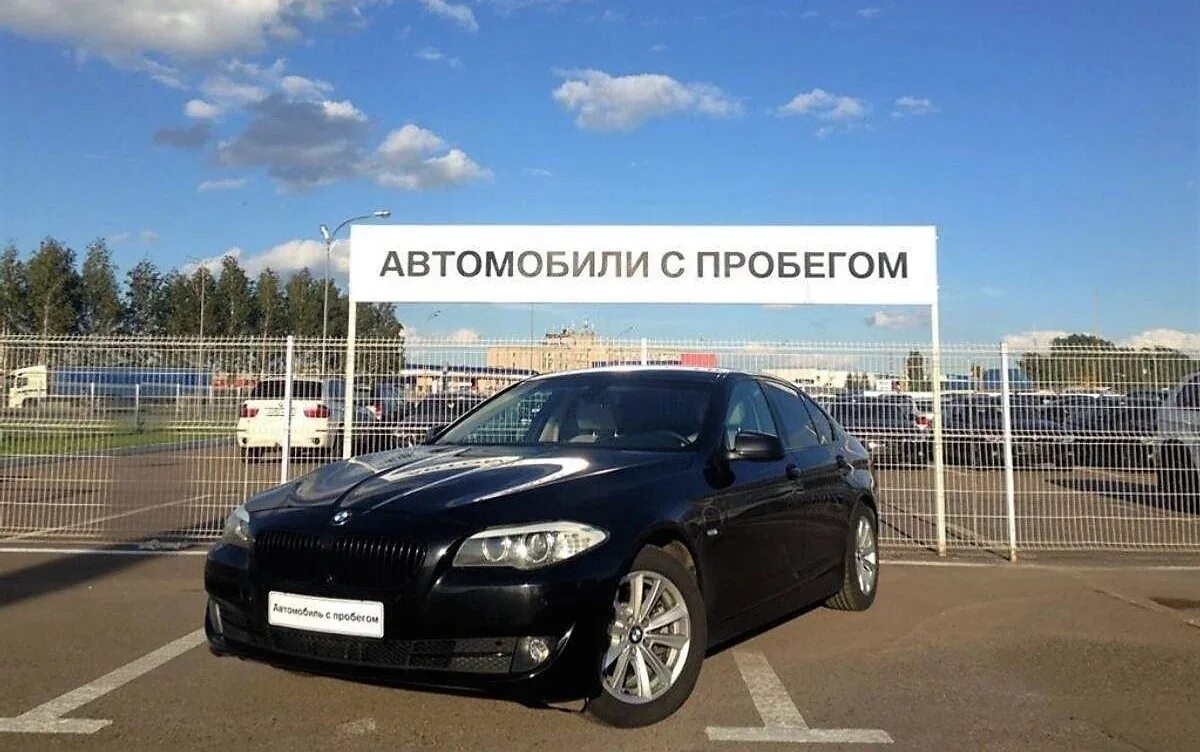 Авто с пробегом. Автомобили с пробегом вывеска. Автомобили с пробегом фото. Автосалон автомобилей с пробегом.