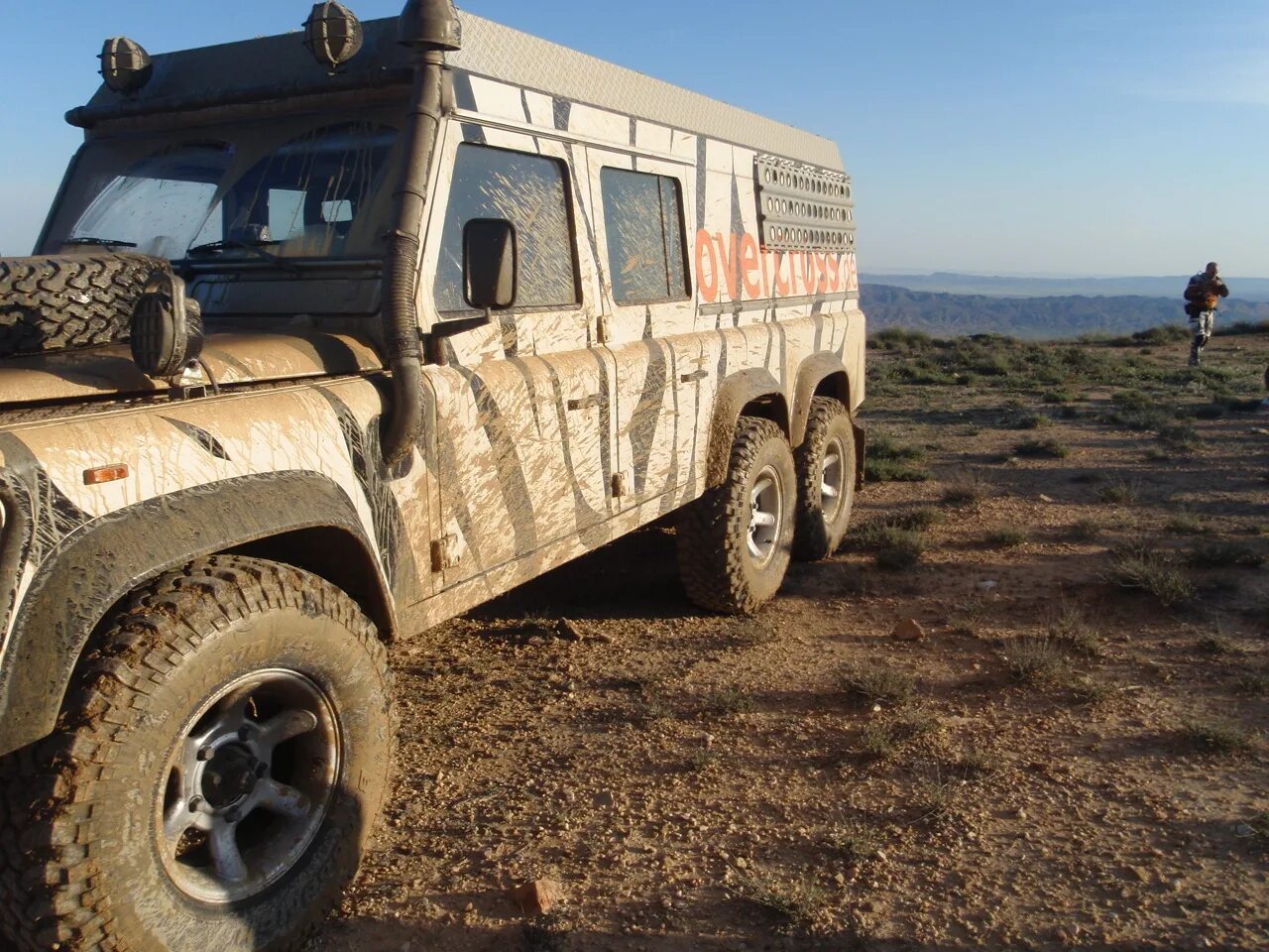 Defender safari. Land Rover Defender сафари. Дефендер три моста. Land Rover Defender 2 Series Africa Expedition. Дефендер в Африке.