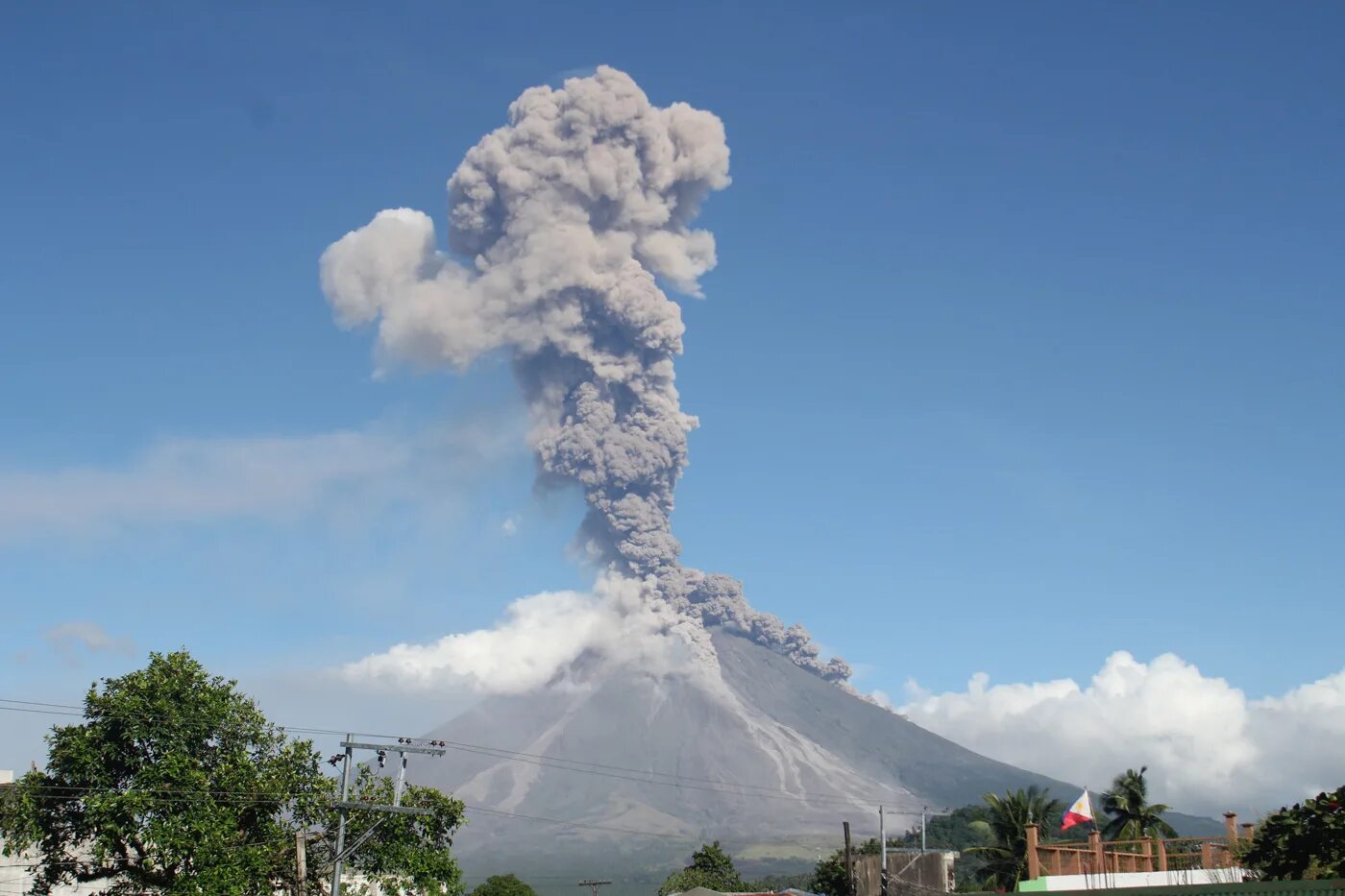 Опасен ли вулкан. Вулкан Майон Филиппины. Извержение вулкана Майон. Вулкан Тааль извержение. Извержение вулкана на Филиппинах.