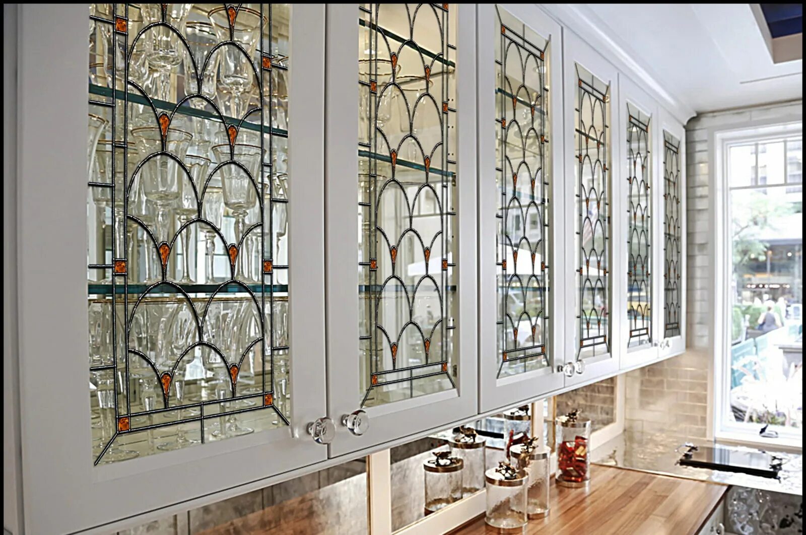 Стекло для кухонных фасадов. Стекло для фасада кухни. Витражи для кухонных фасадов. Витраж тиффани кухонный фасад. Фасад стекло.