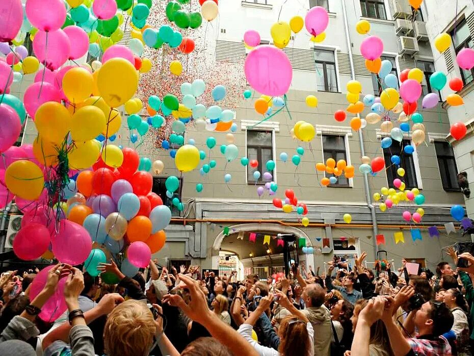 Шары в небо на выпускной. Воздушные шары на выпускной в школе. Запуск шаров на выпускной. Шарики на последний звонок. Шары в небо на выпускной в школе.