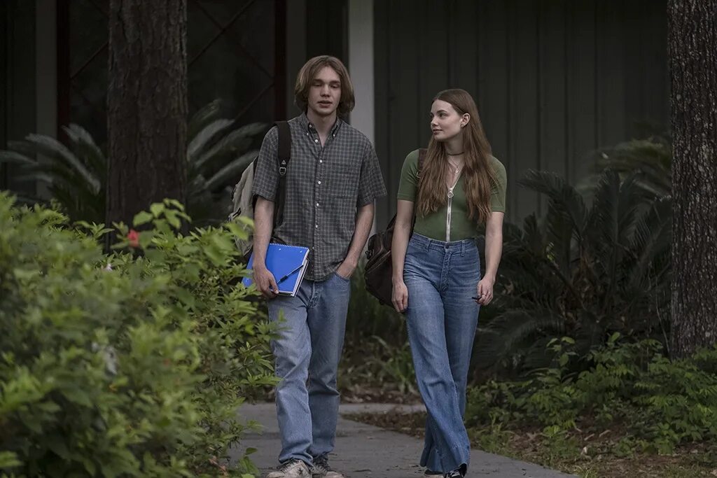 в поисках аляски. кристин фросет и чарли пламмер. майлз холтер в поисках аляски. чарли пламмер аляска. в поисках аляски (2019).