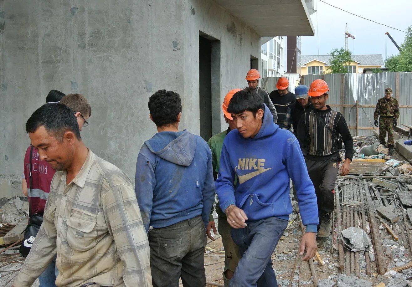 Таджики на стройке. Таджики на стройке. Трудовые мигранты. Строитель гастарбайтер. Рабочие гастарбайтеры.