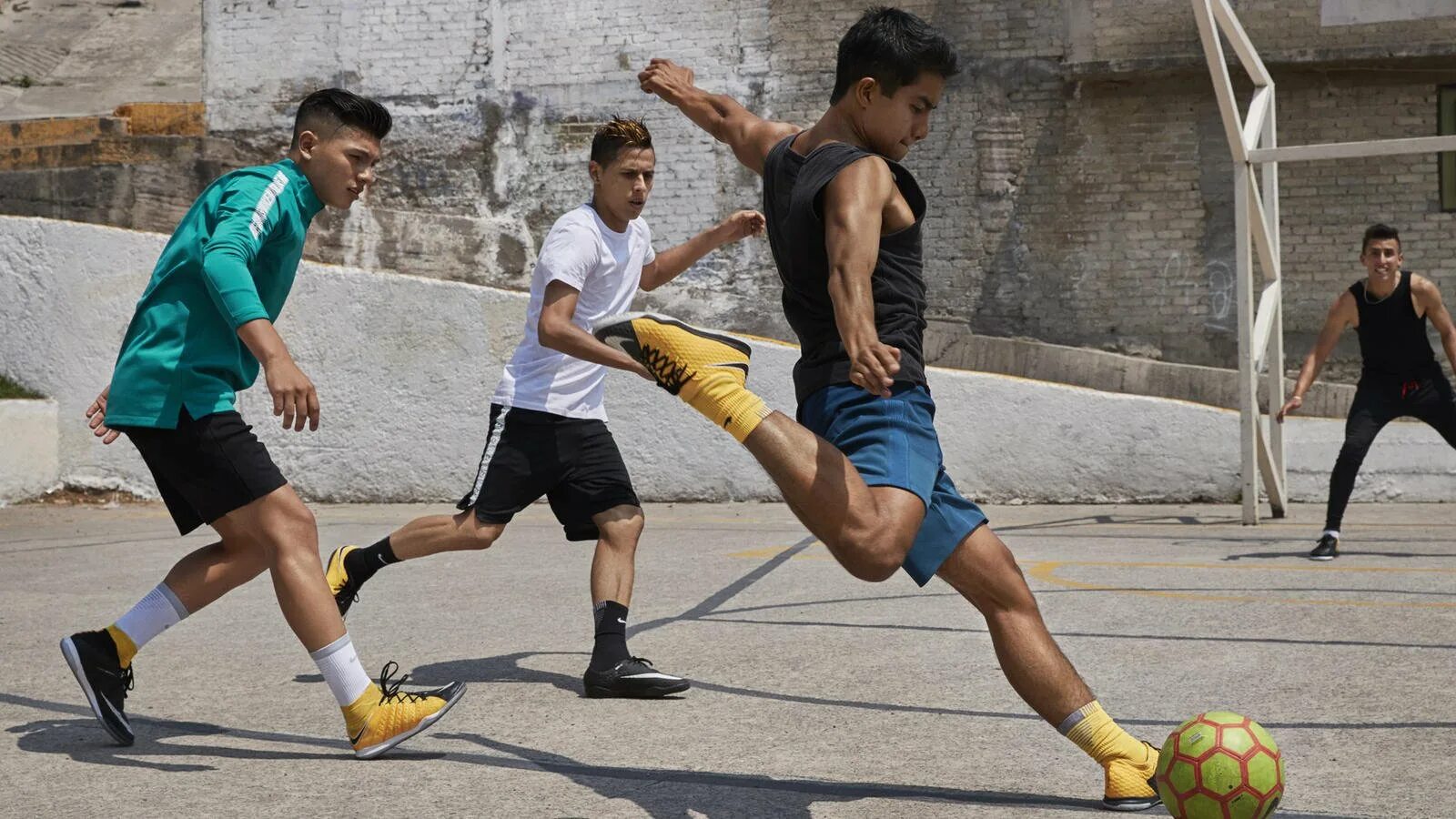 Nike Street Football. Уличный футбол. Уличный футболист. Дворовый футбол. Футбол каждый день