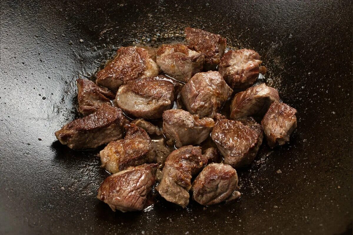 Баранина на сковороде с луком. Сколько жарить ягненка. Бараньи ребра на сковороде. Сколько жарить ягненка. Казан жареной баранины с луком.