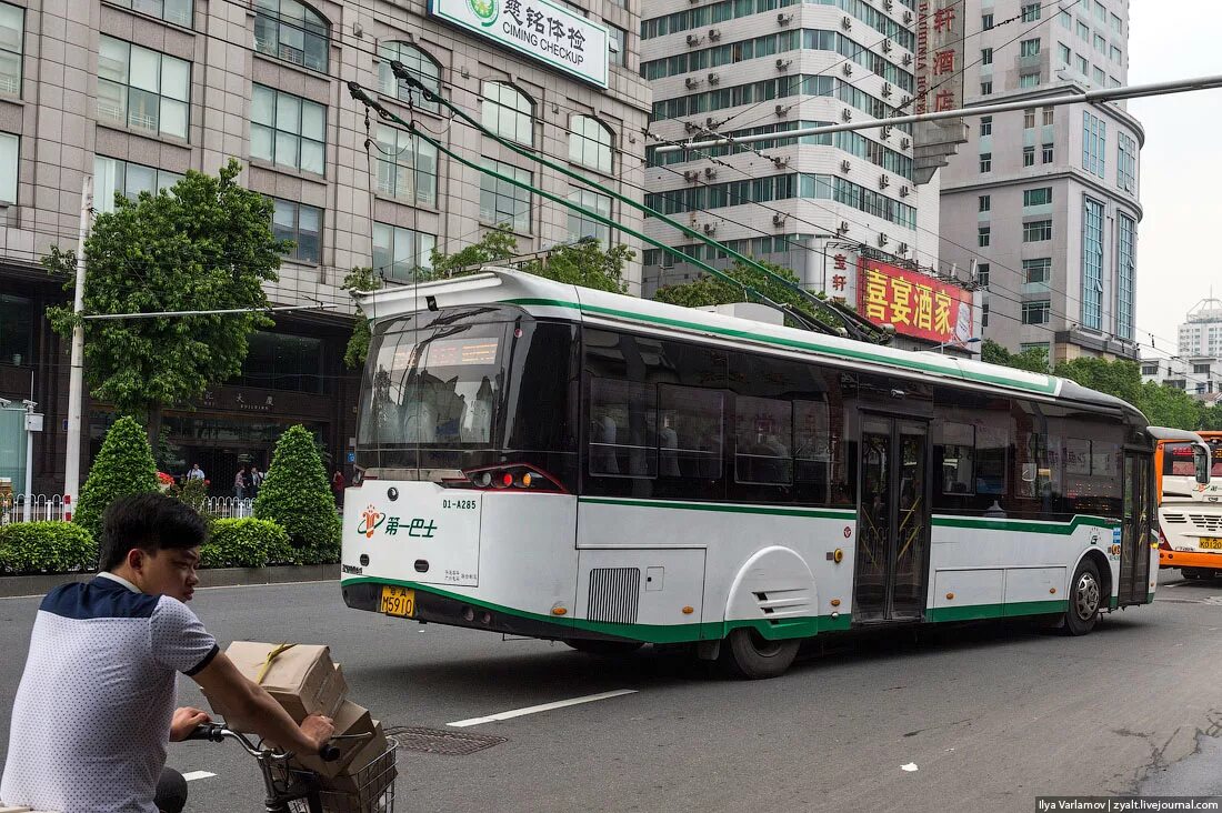 Троллейбус в Китае. Троллейбус в Пекине. Гуанчжоу троллейбус. Китайских троллейбусов Yutong.