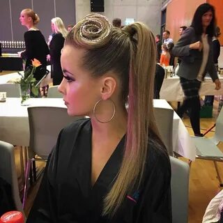 Прически на длинные волосы на танцы