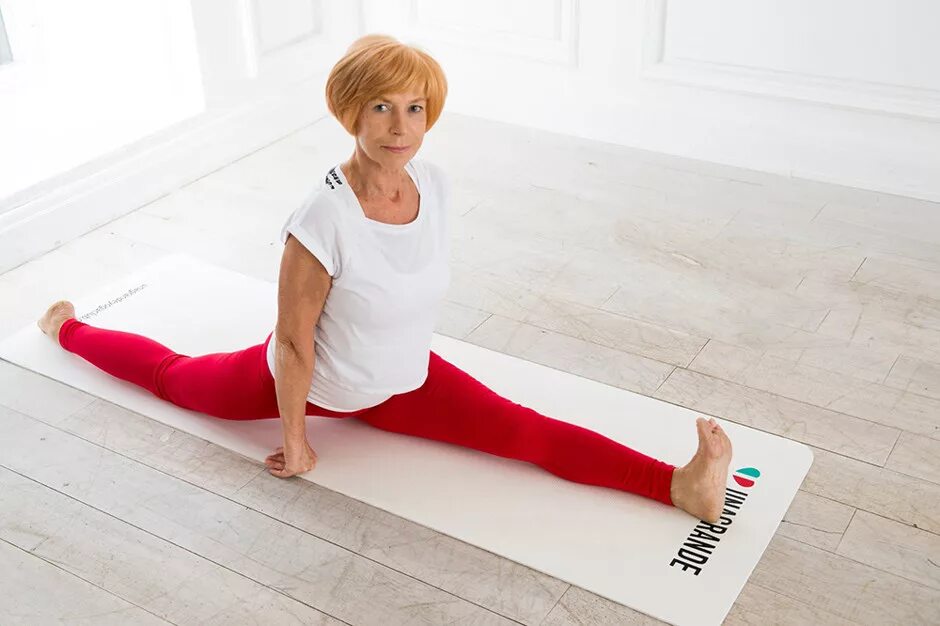 какие позы после 50 лет. артур паталах йога для пожилых комплекс упражнений 1. пожилая женщина на море. женщина в возрасте сидит. взрослая пара в постели.