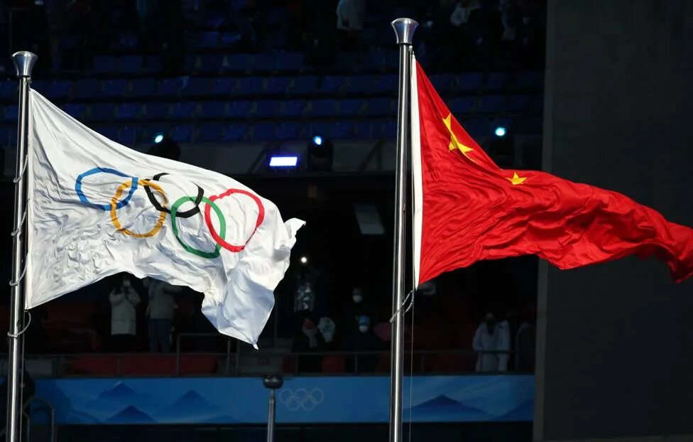 Игра подними флаг. Поднятие флага на Олимпиаде в Пекине 2022. Олимпийский флаг. Флаг олимпиады. Поднятие флага на Олимпиаде.
