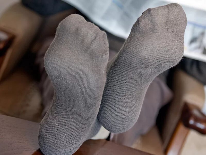 Почему пахнут носки. Грязные мужские носки. Потные носки. Носки мужские.