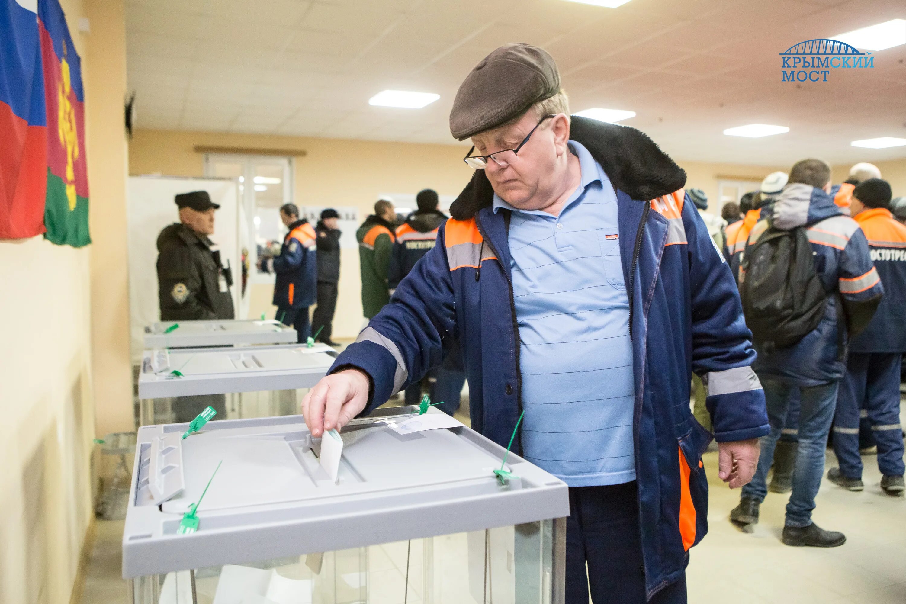 Рабочий голосует. Крымский мост голосование. Строители Крым. Явка на выборы президента 2018 Крым.