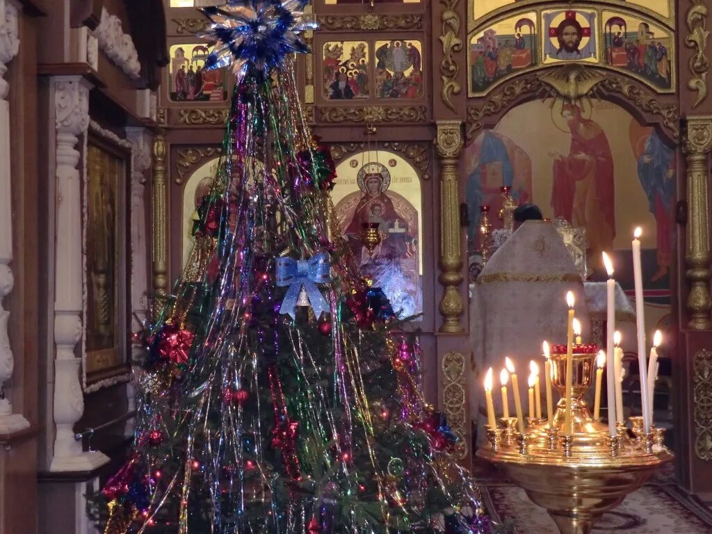 Рождество Церковь. Новогодняя елка у храма. Елка в храме. Новогодняя елка в церкви.