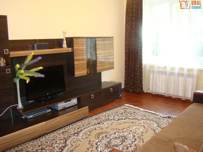 суточный квартира адель кутуя. однокомнатная квартира на сутки. сдаю в аренду казань. зал в посуточной квартире. квартира студия в казани.