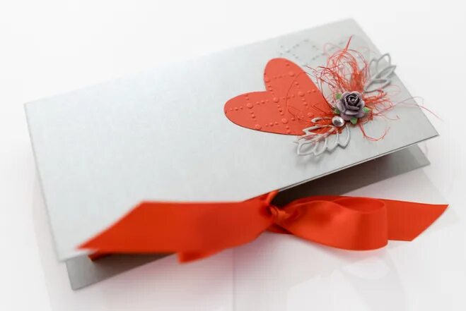 вкусняшки для девушки. подарить шоколадку. мальчик дарит девочке конфеты. дарить шоколадки девушке. как оригинально подарить шоколадку.