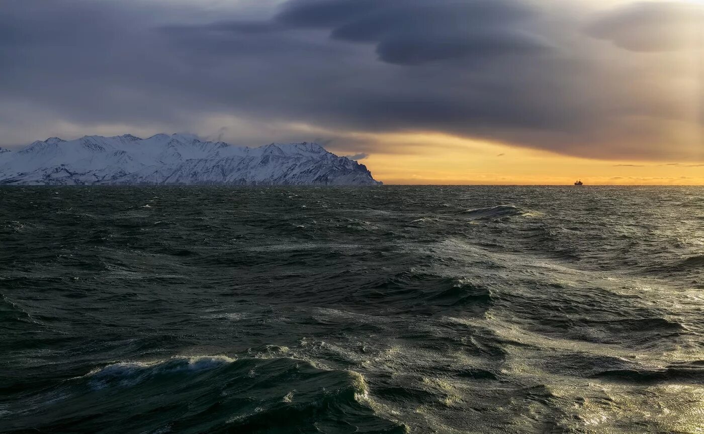 Дальний восток омывают моря тихого океана. Охотское море Камчатка. Охотское море тихий океан. Сахалин побережье Охотского моря. Берег Охотского моря Камчатка.