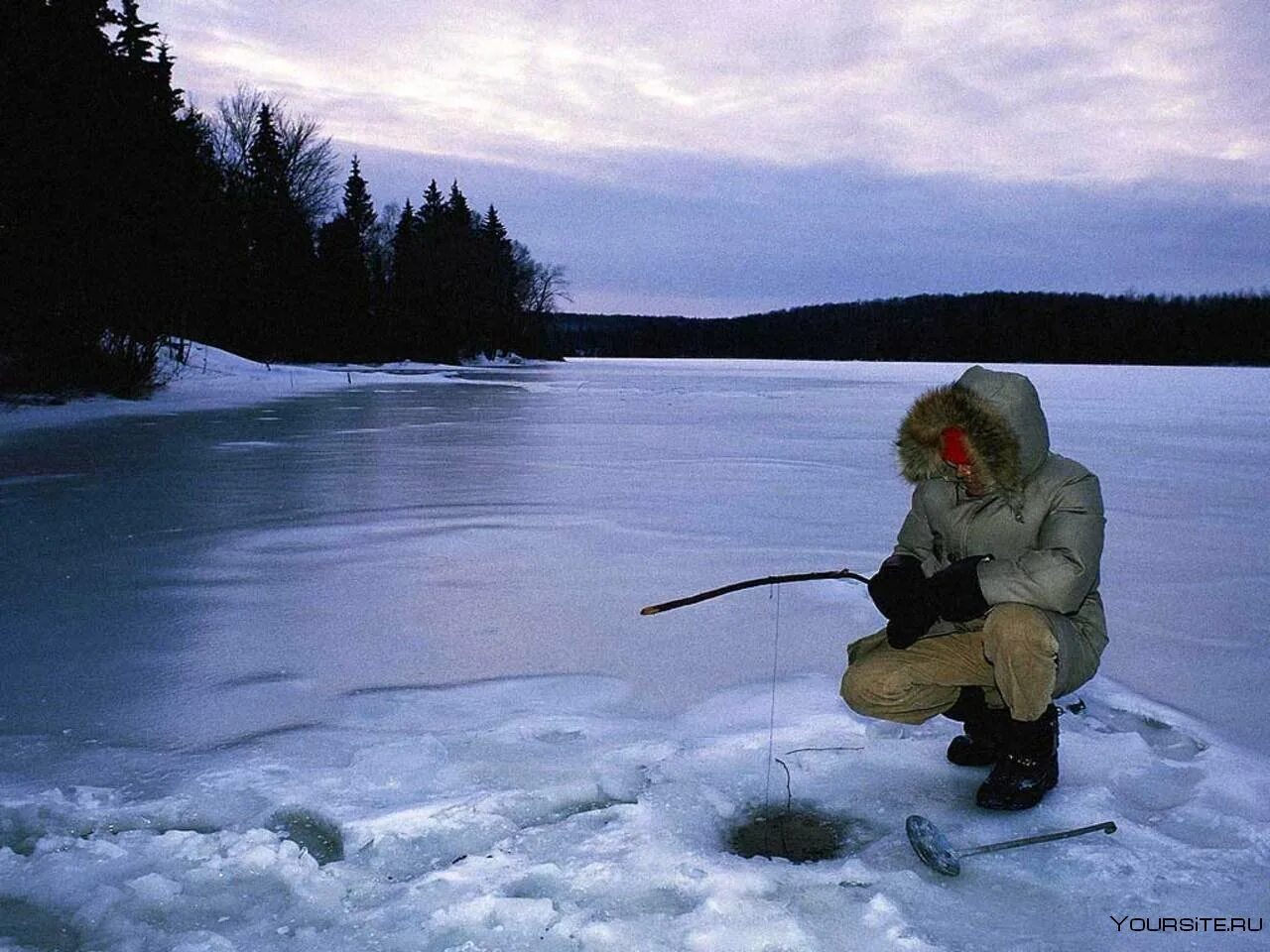 Лов зимой. Зимняя рыбалка. Зимняя рыбалка на льду. Рыбак зимой. Рыбаки на льду.