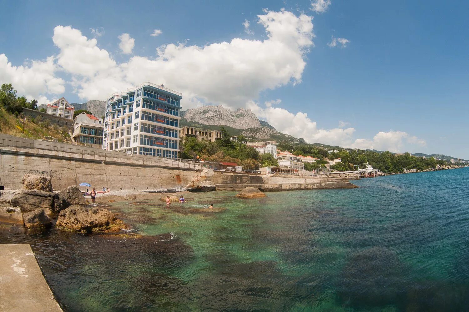 Алупка это. Лазурный берег Алупка. Пляж Лазурный берег Алупка. Крым Алупка море. Алупка Крым берег моря.