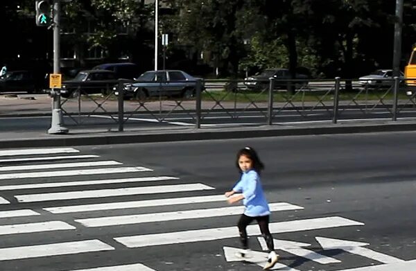 Пешеход на дороге. Девочка переходит дорогу. Девочка пешеход. Девочка на пешеходном переходе. Перебегал пешеходный переход