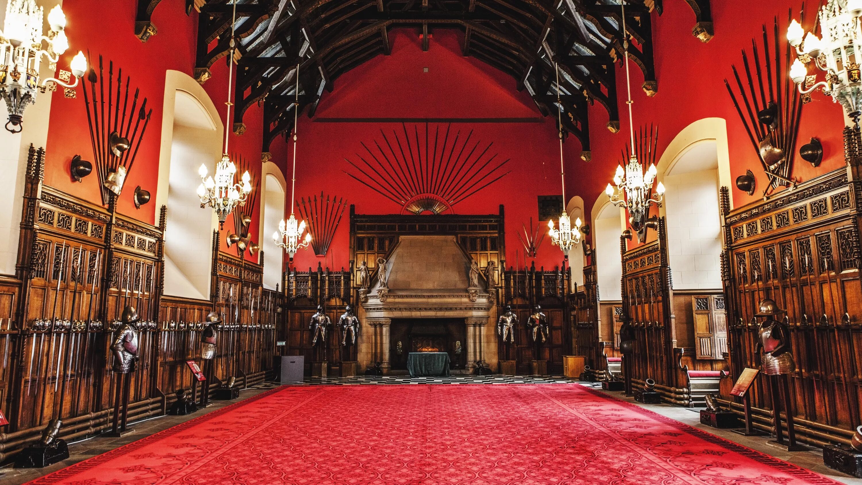 Красный дворец. Эдинбургский замок Шотландия внутри. Эдинбургский замок изнутри. Холирудский дворец Эдинбург внутри Тронный зал. Эдинбургский замок Тронный зал.