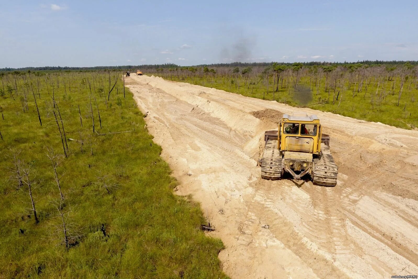 Дорога была проложена через. Дороги на болотах. Строительство дорог на болоте. Стройка дороги на болоте. Дорога через болото.