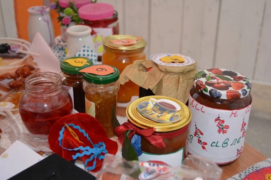 Праздник ягод в садике. С днем варенья поздравления. Варенье в детском саду аппликация. День варенья праздник в садике. Открытка банка варенья средняя группа.