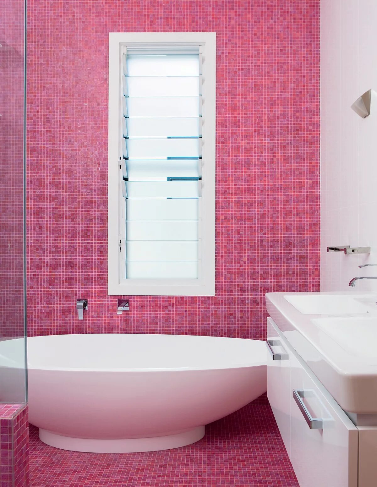 Плитка розовый цвет. Розовый кафель в ванной. Розовая плитка для ванной. Розовая ванна. Цвет плитки в ванной.